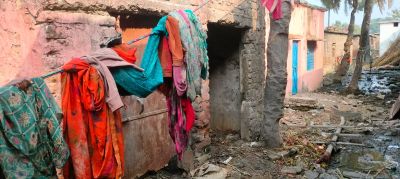 मुसहर समुदाय के स्कूल में शौचालय नहीं होने से परेशान बच्चे और शिक्षक