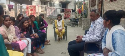 सहमलवा गांव में स्कूली छात्राओं के बीच लेखन-जागरूकता बैठक आयोजित 2 Writing awareness meeting organised among school girls in Sahamlava village