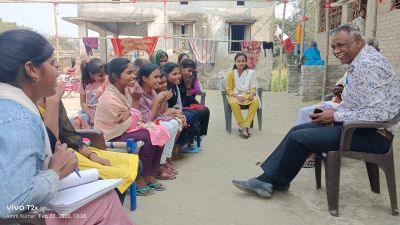 सहमलवा गांव में स्कूली छात्राओं के बीच लेखन-जागरूकता बैठक आयोजित