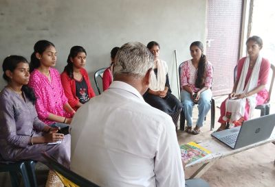 चांदकेवारी गांव में आयोजित सामुदायिक मीडिया कार्यशाला में वीडियो स्टोरी बनाना सीखतीं लड़कियां