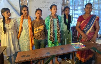 मंसूरपुर चमरुआ गांव में मीडिया कार्यशाला में भाग लेती लड़कियां