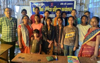 मंसूरपुर चमरुआ गांव में मीडिया कार्यशाला में भाग लेती लड़कियां