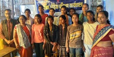 मंसूरपुर चमरुआ गांव में मीडिया कार्यशाला में भाग लेती लड़कियां