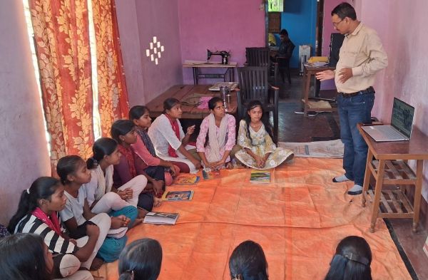 मंसूरपुर चमरुआ गांव में आयोजित अप्पन समाचार फाउंडेशन की एक दिवसीय मीडिया कार्यशाला में ग्रामीण किशोरियां और महिलाएं मोबाइल पत्रकारिता एवं समाचार लेखन का प्रशिक्षण लेते हुए।