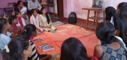 मंसूरपुर चमरुआ गांव में आयोजित अप्पन समाचार फाउंडेशन की एक दिवसीय मीडिया कार्यशाला में ग्रामीण किशोरियां और महिलाएं मोबाइल पत्रकारिता एवं समाचार लेखन का प्रशिक्षण लेते हुए।