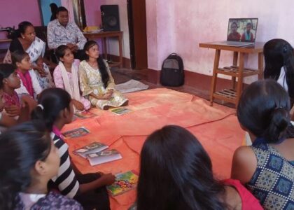मंसूरपुर चमरुआ गांव में आयोजित अप्पन समाचार फाउंडेशन की एक दिवसीय मीडिया कार्यशाला में ग्रामीण किशोरियां और महिलाएं मोबाइल पत्रकारिता एवं समाचार लेखन का प्रशिक्षण लेते हुए।