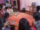 मंसूरपुर चमरुआ गांव में आयोजित अप्पन समाचार फाउंडेशन की एक दिवसीय मीडिया कार्यशाला में ग्रामीण किशोरियां और महिलाएं मोबाइल पत्रकारिता एवं समाचार लेखन का प्रशिक्षण लेते हुए।