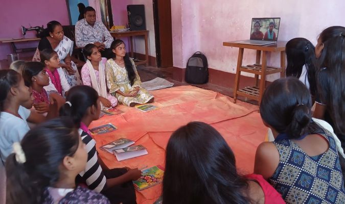 सामाजिक बदलाव के लिए लड़कियों ने उठाई कलम