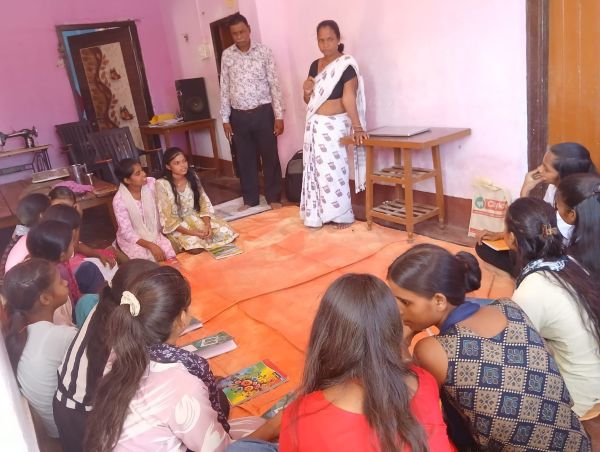 मंसूरपुर चमरुआ गांव में आयोजित अप्पन समाचार फाउंडेशन की एक दिवसीय मीडिया कार्यशाला में ग्रामीण किशोरियां और महिलाएं मोबाइल पत्रकारिता एवं समाचार लेखन का प्रशिक्षण लेते हुए।