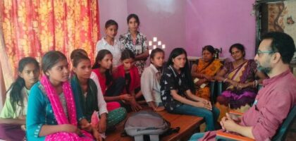 मुजफ्फरपुर के मड़वन प्रखंड स्थित मकदुमपुर कोदरिया गांव में आयोजित किशोरियों की बैठक में अप्पन समाचार फाउंडेशन के संस्थापक संतोष सारंग और ग्रामीण किशोरियां मीडिया प्रशिक्षण एवं शिक्षा पर चर्चा करते हुए।