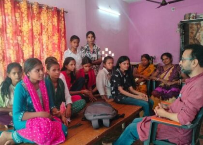 मुजफ्फरपुर के मड़वन प्रखंड स्थित मकदुमपुर कोदरिया गांव में आयोजित किशोरियों की बैठक में अप्पन समाचार फाउंडेशन के संस्थापक संतोष सारंग और ग्रामीण किशोरियां मीडिया प्रशिक्षण एवं शिक्षा पर चर्चा करते हुए।