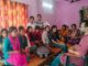 मुजफ्फरपुर के मड़वन प्रखंड स्थित मकदुमपुर कोदरिया गांव में आयोजित किशोरियों की बैठक में अप्पन समाचार फाउंडेशन के संस्थापक संतोष सारंग और ग्रामीण किशोरियां मीडिया प्रशिक्षण एवं शिक्षा पर चर्चा करते हुए।