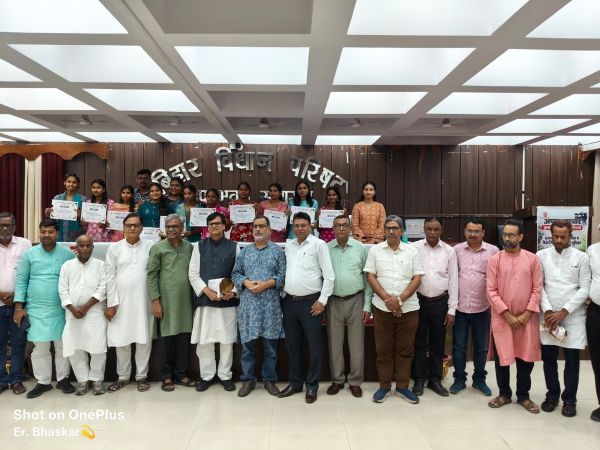 मीडिया कंपनियों की पत्रकारिता को ‘मुख्यधारा’ कहना बंद कीजिए : अनिल चमड़िया 3 मीडिया कंपनियों की पत्रकारिता को ‘मुख्यधारा’ कहना बंद कीजिए : अनिल चमड़िया