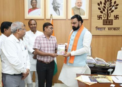 मुख्यमंत्री सम्राट चौधरी को 'अप्पन समाचार' पुस्तक की प्रति भेंट की